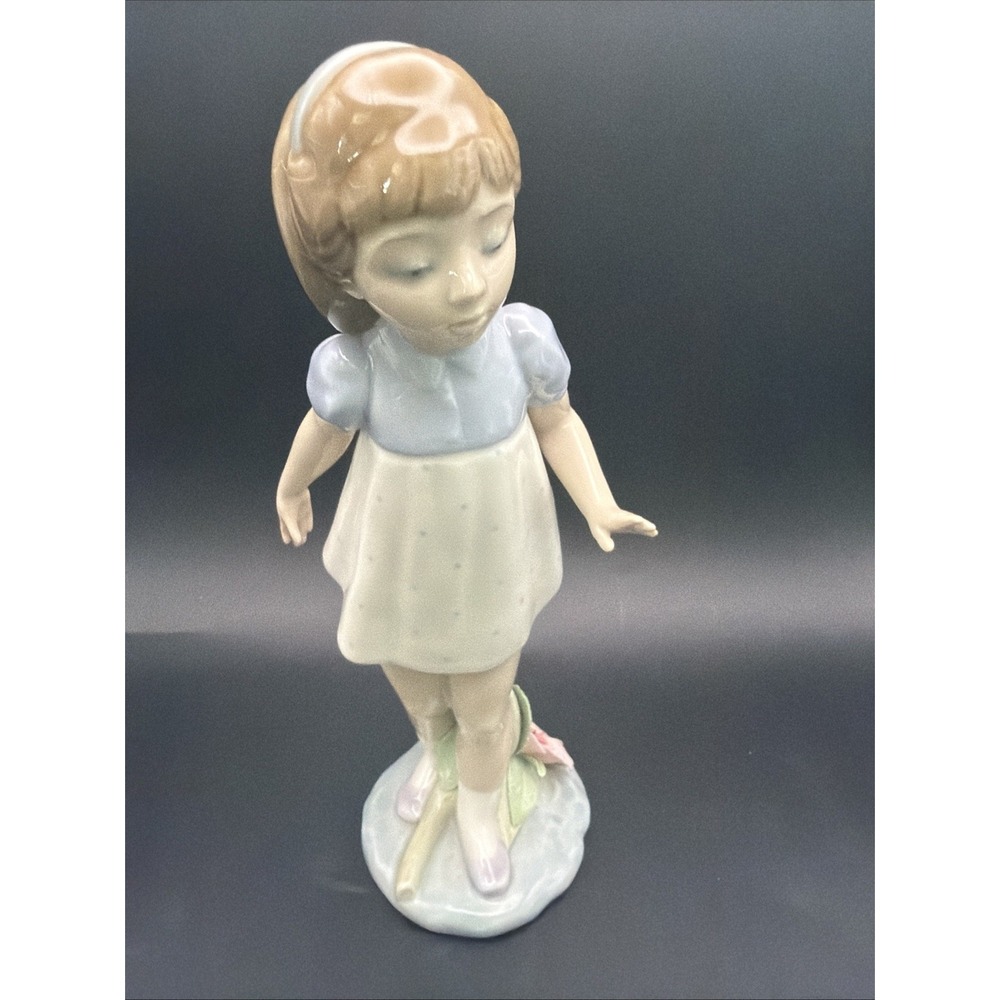 Lladro  # 5040 "Girl Walking in Flower" Nina Andando ** No Box